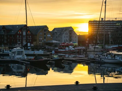Bangsundbrygga i Tromsø under midnattssolen.
