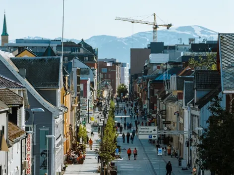 Storgata i Tromsø på en sommerdag.
