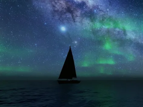En seilbåt under nordlyset