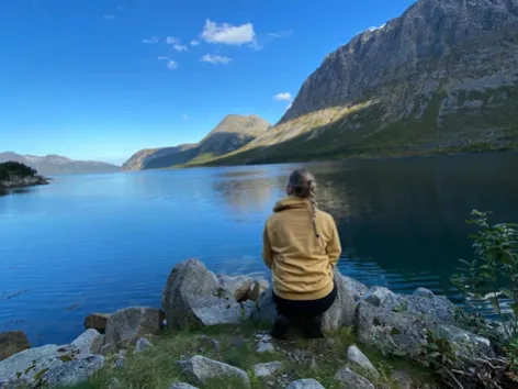 En person som ser på en fjord