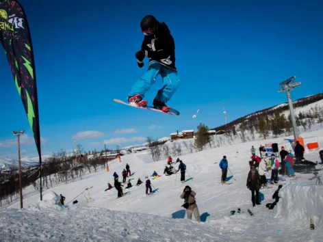 En person som hopper med et snowboard