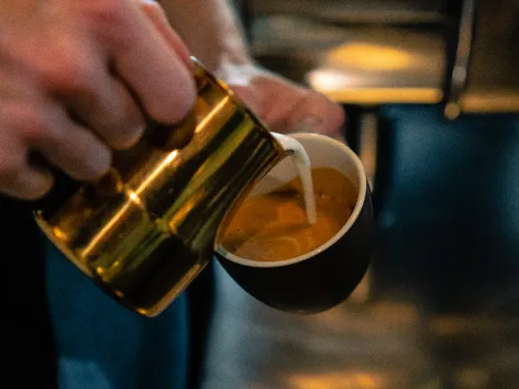 barista tilbereder kaffe i Tromsø