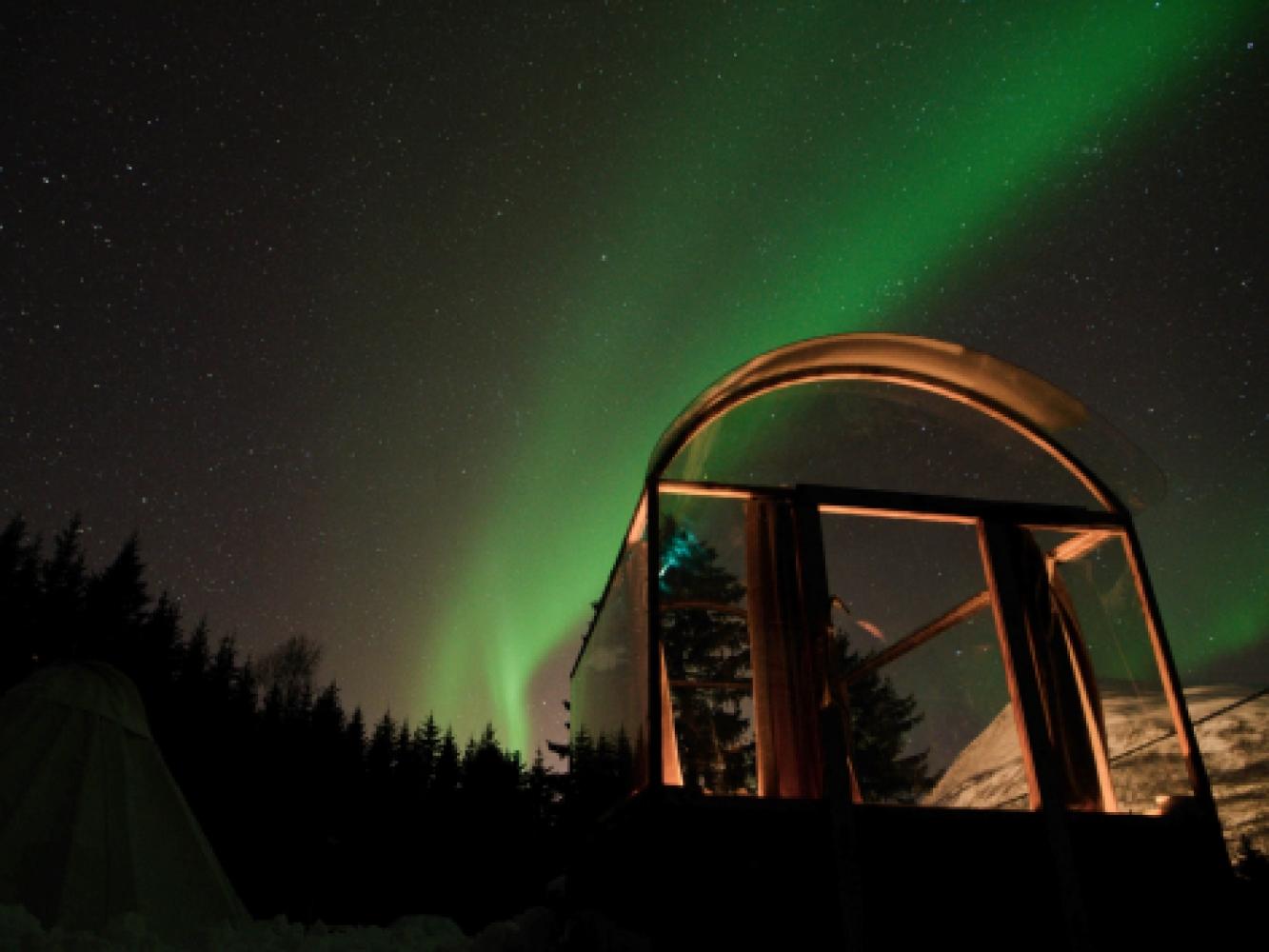 Northern lights accommodation in glas hut near Tromsø