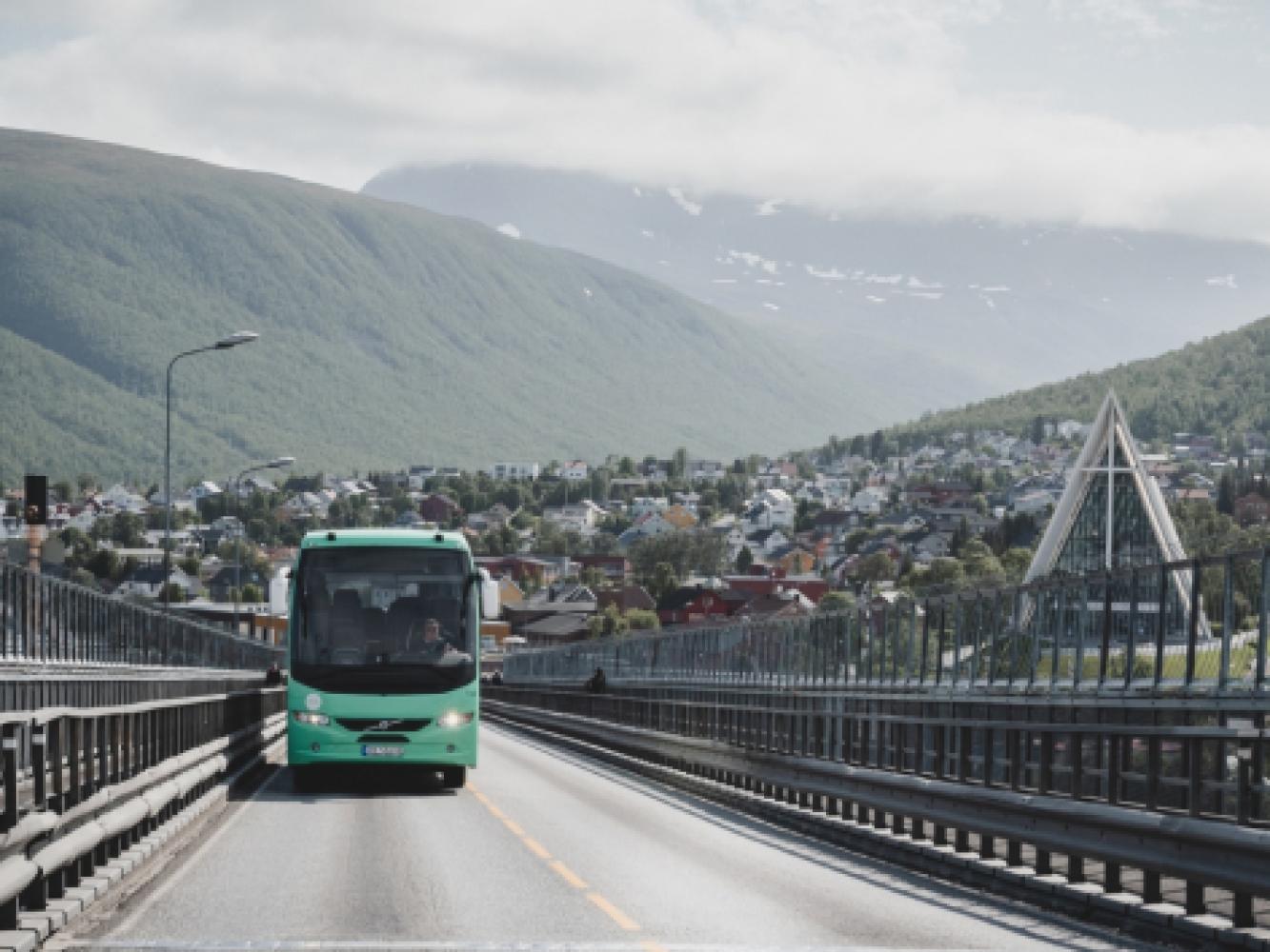 Tide-buss kjører over Tromsøbrua 