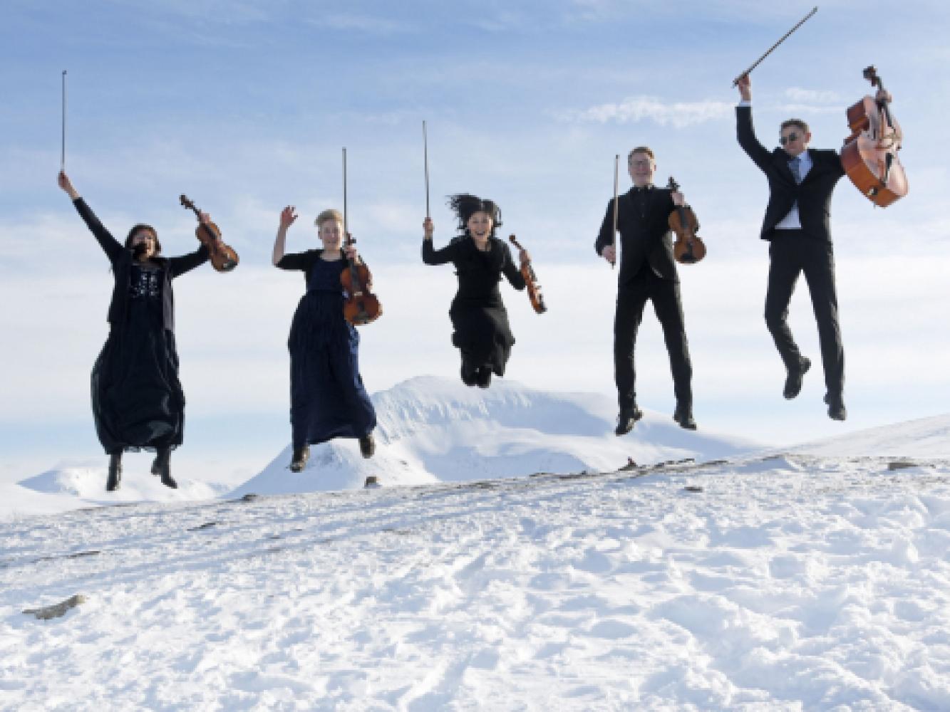 Musikere fra Arktisk Filharmoni hopper i snøen i Tromsø