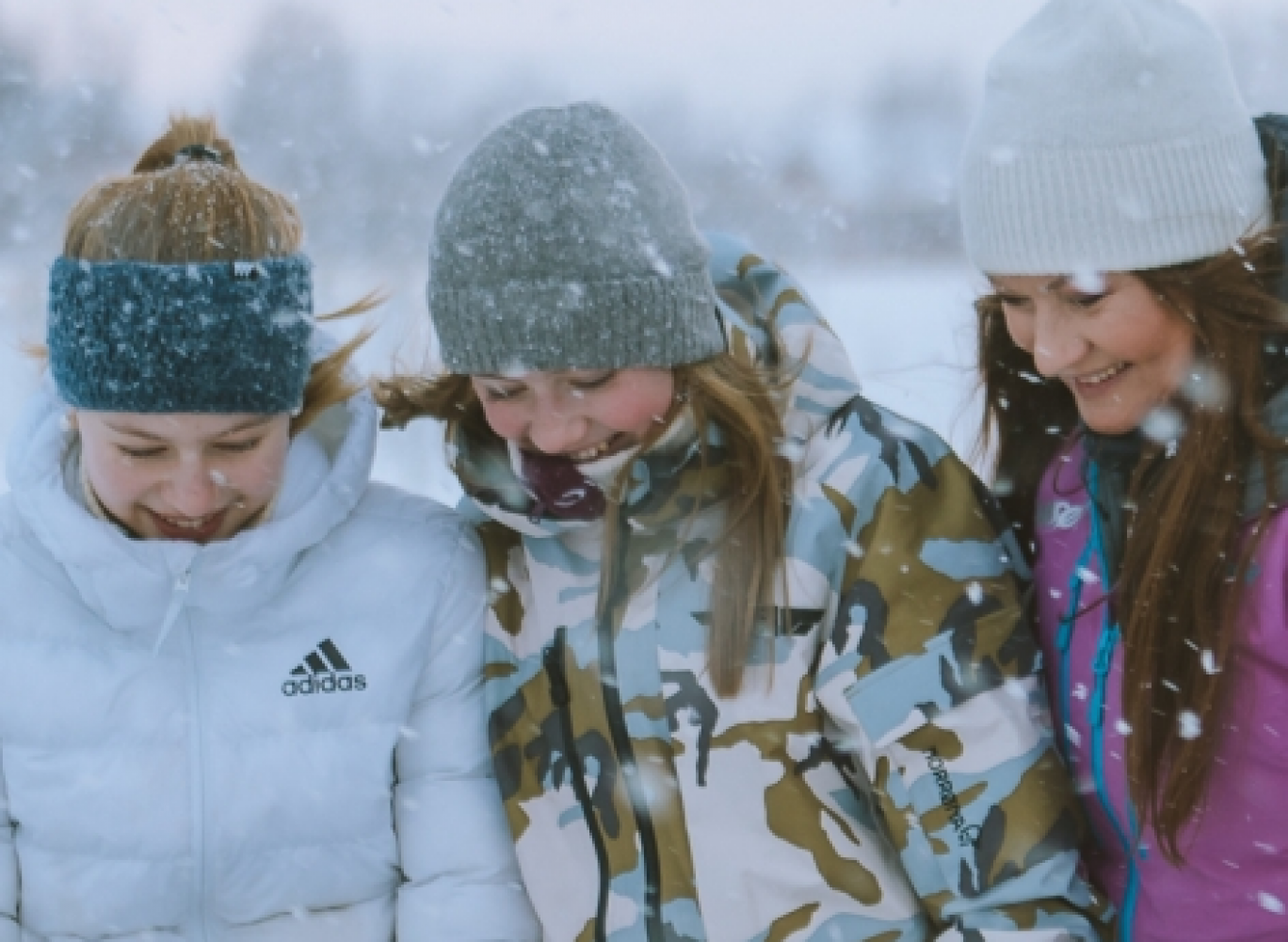 Familie hilser på reinsdyr i Tromsø