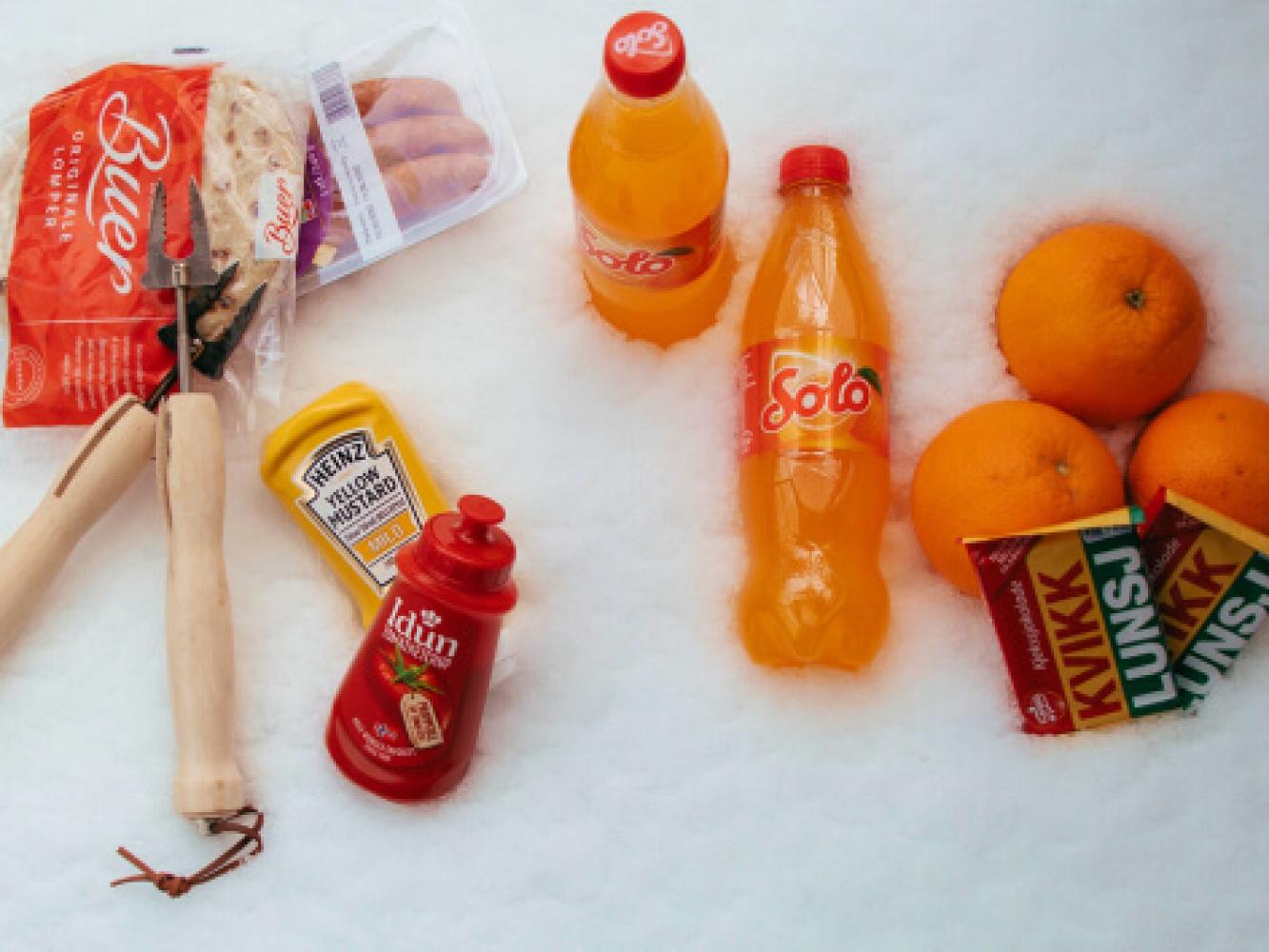 Norsk påskeryggsekk: Kvikk Lunsj Orange Solo brus Pølser