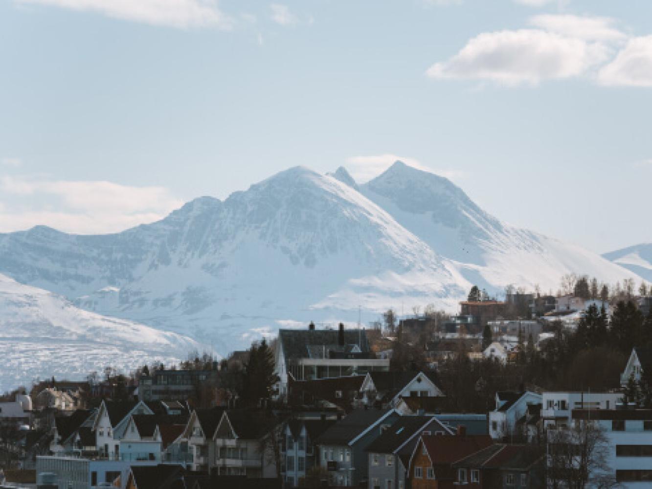 Bilde av Tromsø by med fjell i bakgrunnen