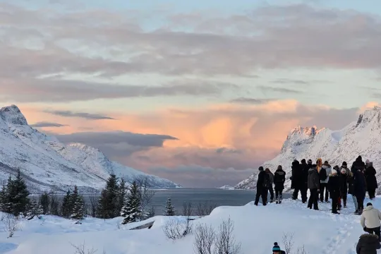 Gjester som nyter utsikten over Ersfjordbotn