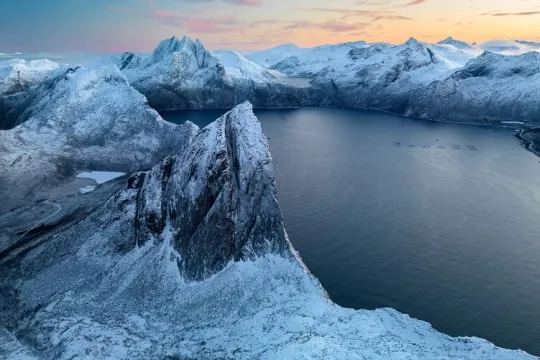 Utsikten over fjord og fjell i Senja