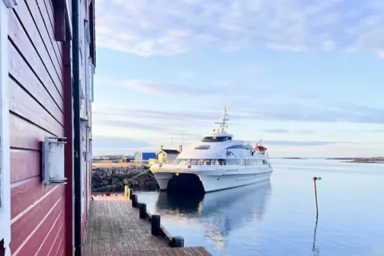 Båt ligger til kai ved kaia i Sommarøy 