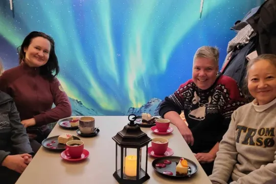 Gjester prøver lokale kaker med varme drikker