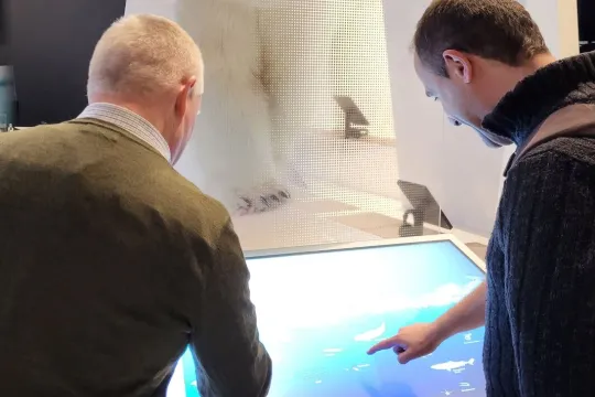 Gjester prøver interaktive opplevelser på Polaria