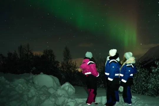 Gjester ser på nordlyset som viste seg bak dem