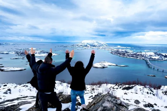 To gjester som poserer foran Sommarøy