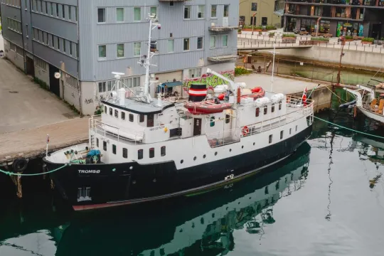 Båt ligger ved kaia i Tromsø