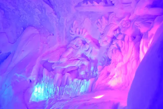 Kunst lagd ut av snø inne i Snow dome