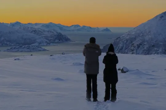 To gjester som ser på vinterlandskapet