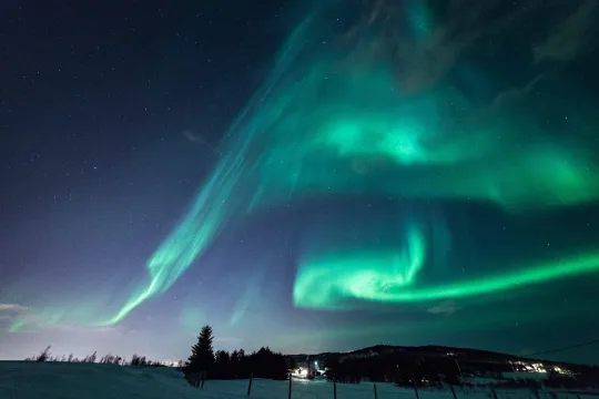 Nordlyset danser i himmelen