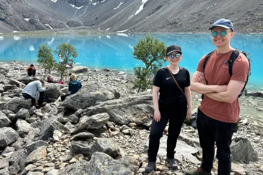 Gjester tar bilde foran Blåisvatnet