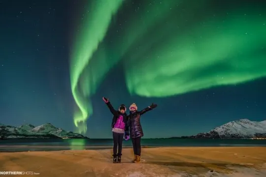 Two guests under the northern lightss