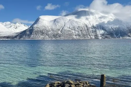 Utsikt til fjell fra en brygge
