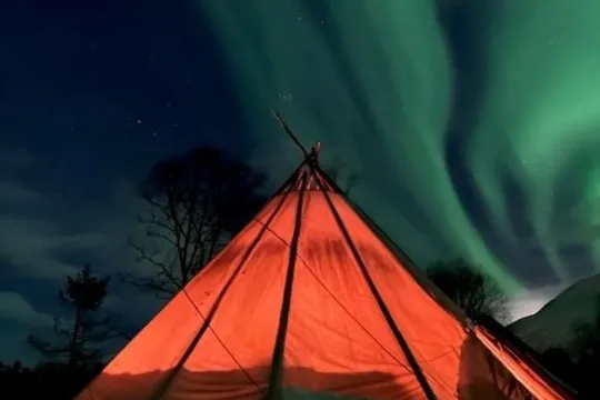Lavvo tent under the northern lights
