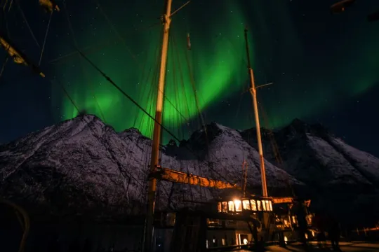 Nordlys over seilbåten