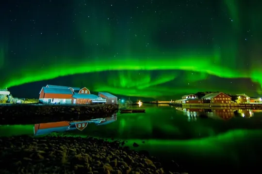 Panoramabilde av nordlyset og overnattingen