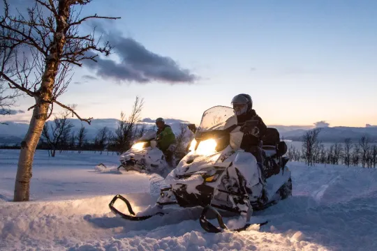 To gjester som kjører snøskuter