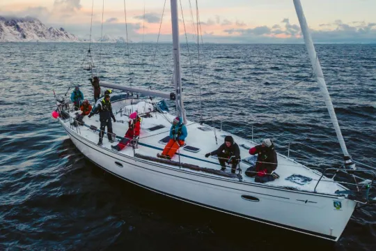 En gruppe gjester på en seilbåt