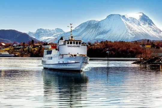 Båten Sagsund foran fjellene og snøen