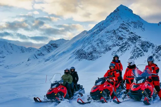 Guidet snøskutertur i Lyngsalpene