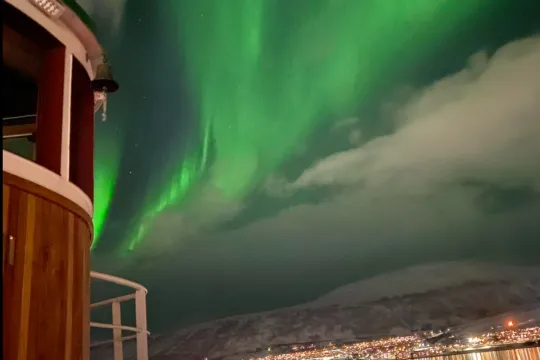 Nordlyset titter gjennom skyene