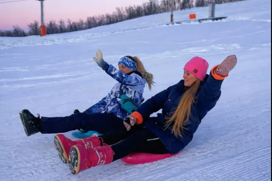 Personer som aker ned en bakke