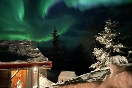 Hytte og nordlys