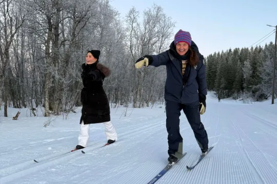 Smilende guide og gjest på Langrennskurs 