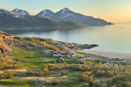 Utsikt over hus, fjell og havet