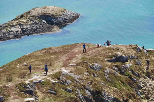 Gjester som går ned fra toppen