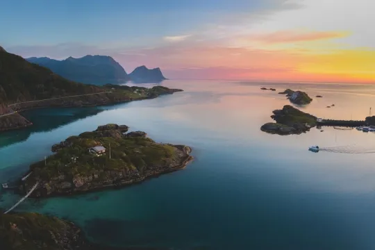 Utsikt over solnedgang, havet, fjell og øyer
