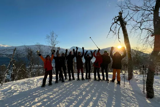 Gruppe glade gjester på truger