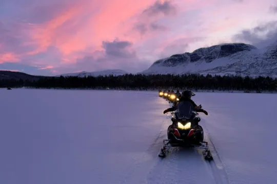 Snøkutertur i kveldslyset