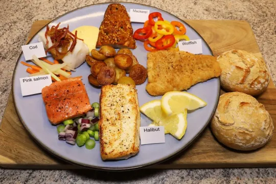 Diverse mat på et fat