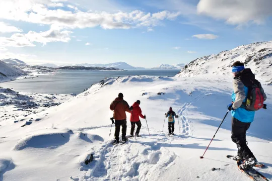 Flere gjester som går med truger i et vinterlandskap