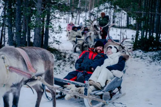 Gjester på sledetur gjennom det arktiske landskapet