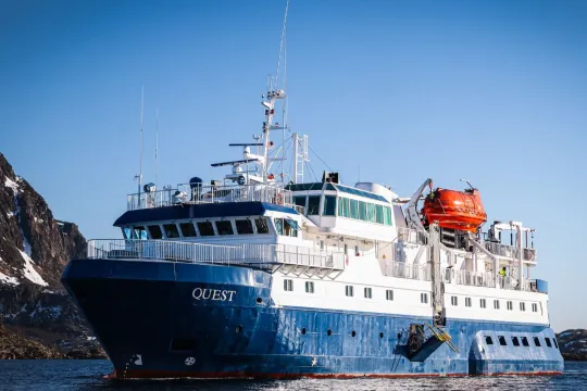 MV Quest seiler gjennom det arktiske landskapet på et 24-timers cruise fra Tromsø.