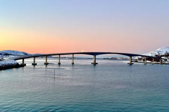 Bruen til Sommarøy med solnedgangen i bakgrunnen