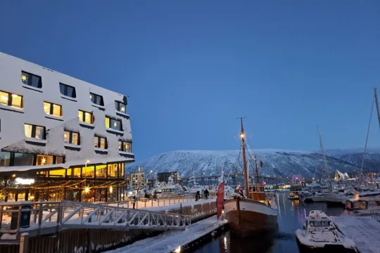 Utsikt over havneområdet og bygninger i Tromsø sentrum på vinterstid.