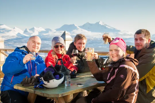 Guests enjoy drinks while looking out over the view at Målselv Fjellandsby