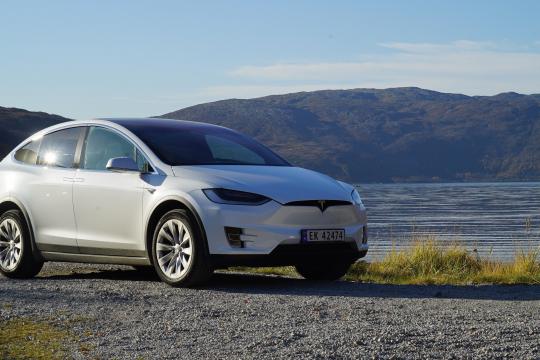 City Sightseeing from Tromsø with our eco-friendly Tesla Model X